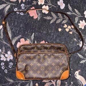 Authentic Vintage Louis Vuitton Monogram Canvas Crossbody